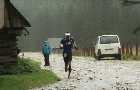 Ultramaraton w strugach deszczu. Zobaczcie film z biegu