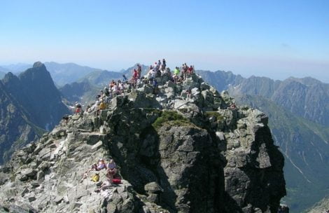 Biało-czerwone flagi na najwyższych szczytach polskich gór