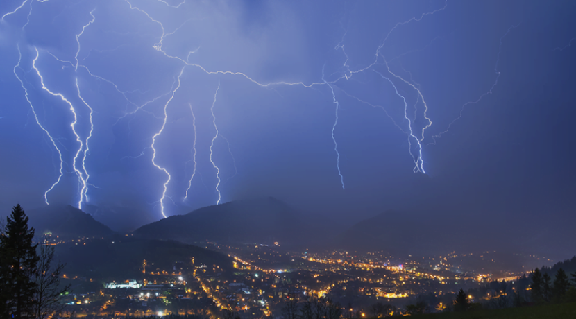 Uwaga na burze w Tatrach! Jak się zachować, gdy nas złapie?
