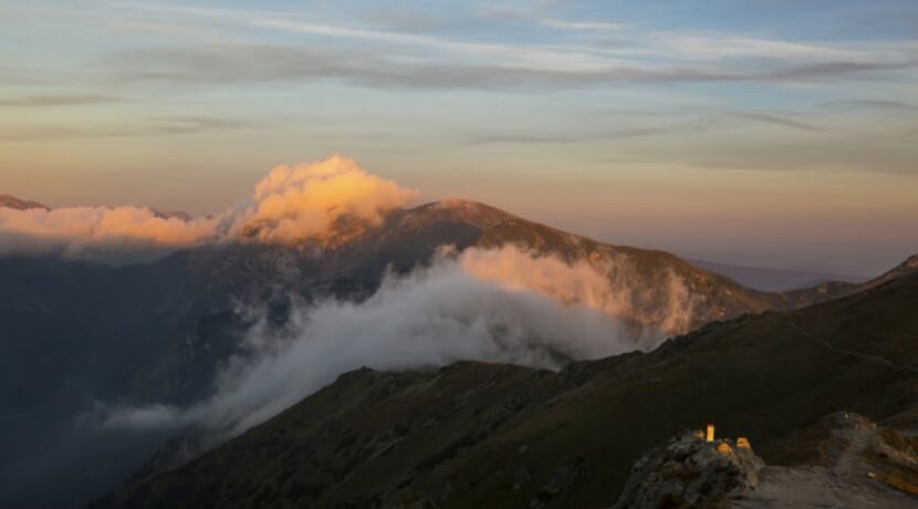 Taniec chmur nad dolinami – dzisiejszy poranek w Tatrach (ZDJĘCIA)