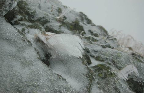 Trudne warunki w Tatrach. Śnieg, oblodzone szlaki – aktualne zdjęcia