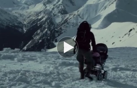 „Rodzinna wspinaczka”, czyli z wózkiem po ośnieżonych szczytach (FILM)