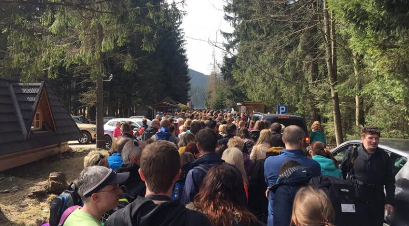Tłumy turystów w Tatrach, godzina czekania na wejście do doliny