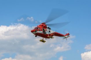 Turyści znaleźli mężczyznę bez oznak życia. Dron dostarczył defibrylator AED!