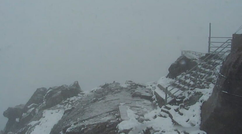 W Tatrach sypie śnieg, na szczytach robi się biało