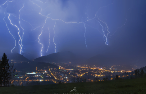 Uwaga na burze w Tatrach! Co zrobić, gdy nas złapie?