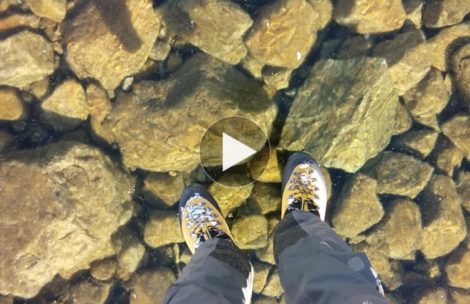 Spacer po idealnie przezroczystej tafli jeziora w Tatrach (film)