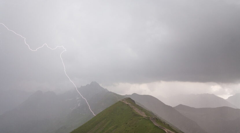 Uwaga na burzę w Tatrach! Turystka porażona przez piorun na Bystrej
