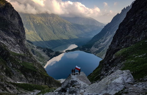 Sztafeta Niepodległości ruszyła w Tatrach. Biało-czerwona flaga na Rysach