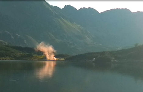 Tego jeszcze nie było. Podczas sesji ślubnej w Tatrach Młodzi odpalili…race dymne (FILM)