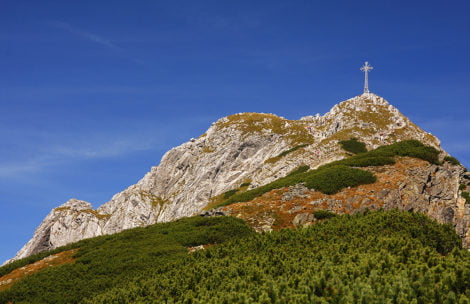 „Krzyż zabija! Usunąć z Giewontu” – władze Zakopanego reagują na głośny wpis po burzy w Tatrach