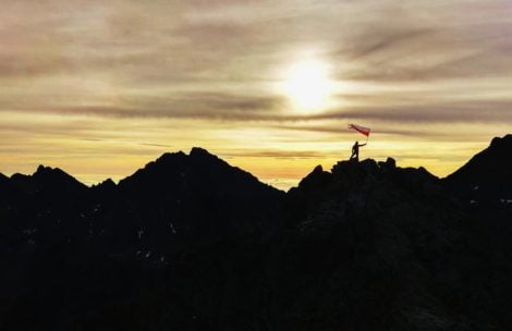 Biało-czerwona flaga w Tatrach. Turyści świętują niepodległość (ZDJĘCIA)