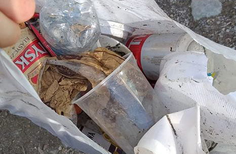 Torba pełna śmieci – oto efekt spaceru drogą do Morskiego Oka