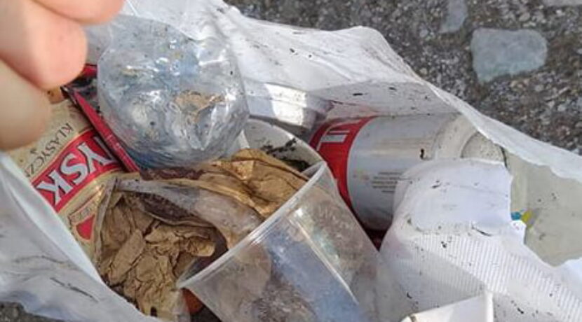 Torba pełna śmieci – oto efekt spaceru drogą do Morskiego Oka