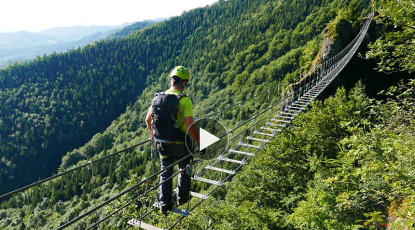 Tak wygląda przejście słynnym mostem nad przepaścią na Słowacji (FILM)