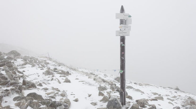 W Tatrach śnieg i mróz, na szczytach robi się biało. Uwaga na trudne warunki!