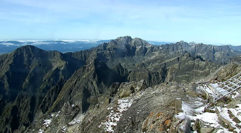 W Tatrach spadł pierwszy śnieg. Ratownicy TOPR ostrzegają