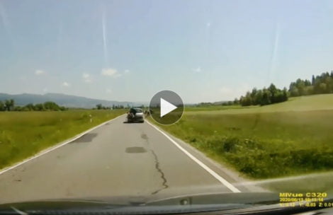 Szokująca sytuacja na drodze pod Tatrami. Kierowca zaatakował rowerzystów, wypadek nagrała kamera (FILM)