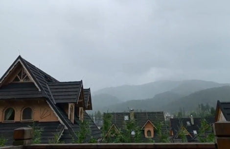 Tragiczna burza nad Tatrami. Zarejestrowano uderzenie pioruna i potworny grzmot (FILM)