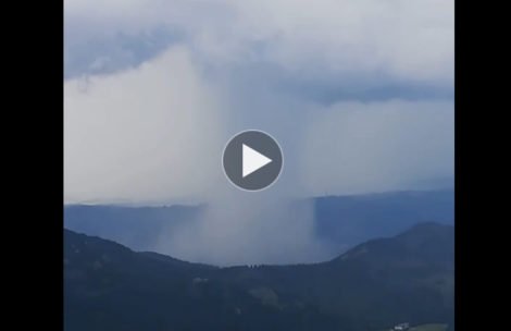 Słup deszczu niczym trąba powietrzna. Ciekawe zjawisko pogodowe w Tatrach (FILM)