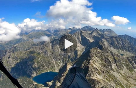 Widoki, które naprawdę zapierają dech w piersiach. Paralotnią nad Tatrami Wysokimi (FILM)