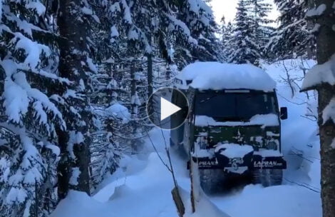 Na gąsienicach przez duże śniegi. Tak „czołg” transportuje produkty do Pięciu Stawów (FILM)