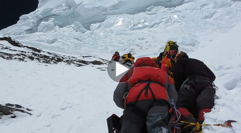Rusza atak szczytowy na K2. Tak wygląda olbrzymi serak w drodze na szczyt (FILM)