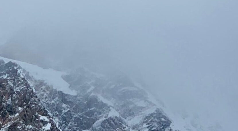 Śmigłowiec sprawdził zbocza K2, nie ma śladu po zaginionych. Warunki w górze coraz gorsze