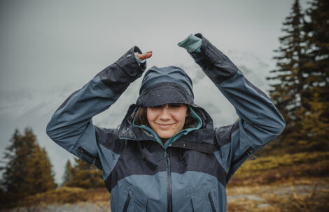 Kurtka kurtce nierówna – jak wybrać przeciwdeszczową kurtkę, która sprawdzi się w górach?