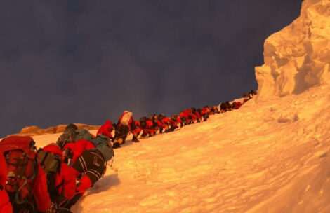 Gigantyczna kolejka pod szczytem K2! Dziesiątki wspinaczy utknęły w najgroźniejszym miejscu (FILM)