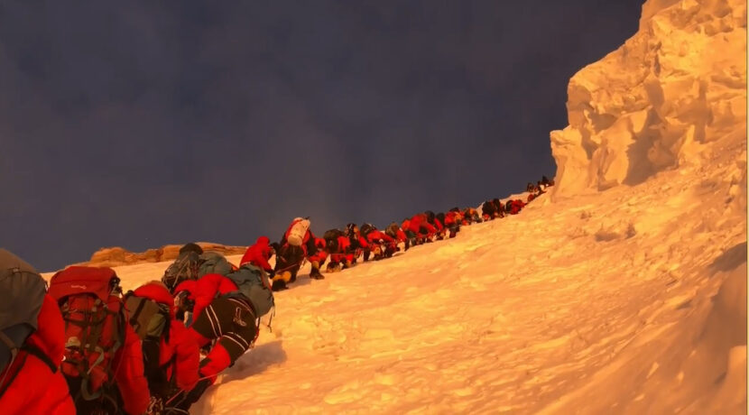 Gigantyczna kolejka pod szczytem K2! Dziesiątki wspinaczy utknęły w najgroźniejszym miejscu (FILM)