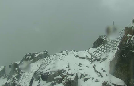 W Tatrach spadł śnieg. Na najwyższych szczytach biało, uwaga na trudne warunki