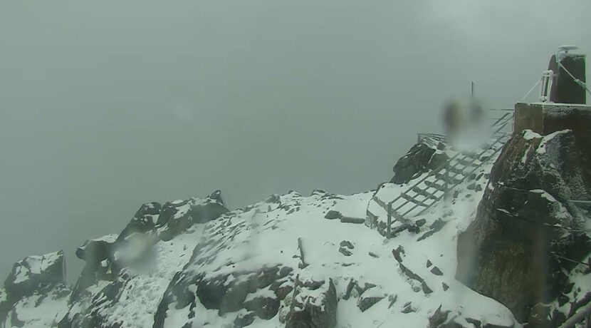 W Tatrach spadł śnieg. Na najwyższych szczytach biało, uwaga na trudne warunki
