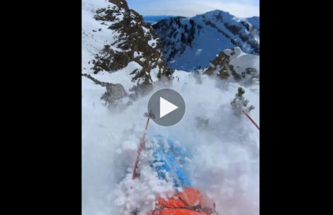 Dramatyczne nagranie z wypadku lawinowego. Porwany przez śnieg uderzał w skały (FILM)