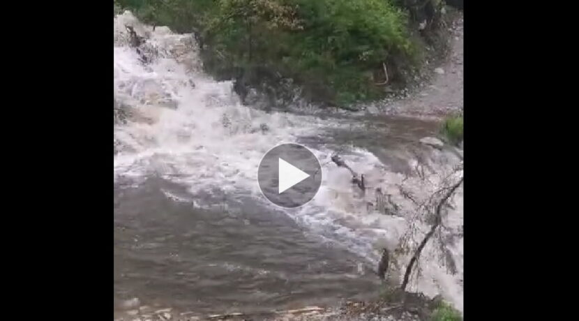 Potok zalał szlak do Pięciu Stawów. Nurt wody porwał turystkę (FILM)