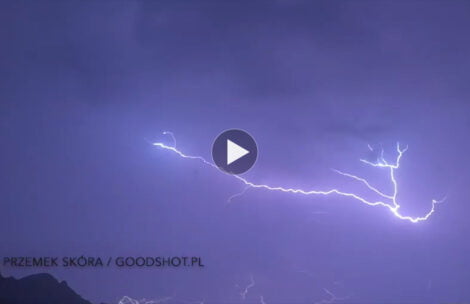 Burza obserwowana ze schroniska w Dolinie Pięciu Stawów (FILM)
