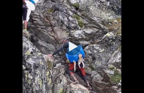 Szokujący widok w Tatrach. Turysta wsadził psa w torbę i ruszył w wysokie góry (FILM)