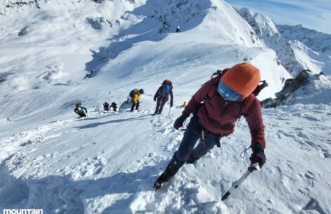 Jak dobrać czekan do turystyki zimowej?