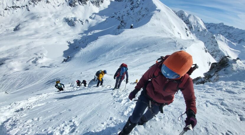 Jak dobrać czekan do turystyki zimowej?